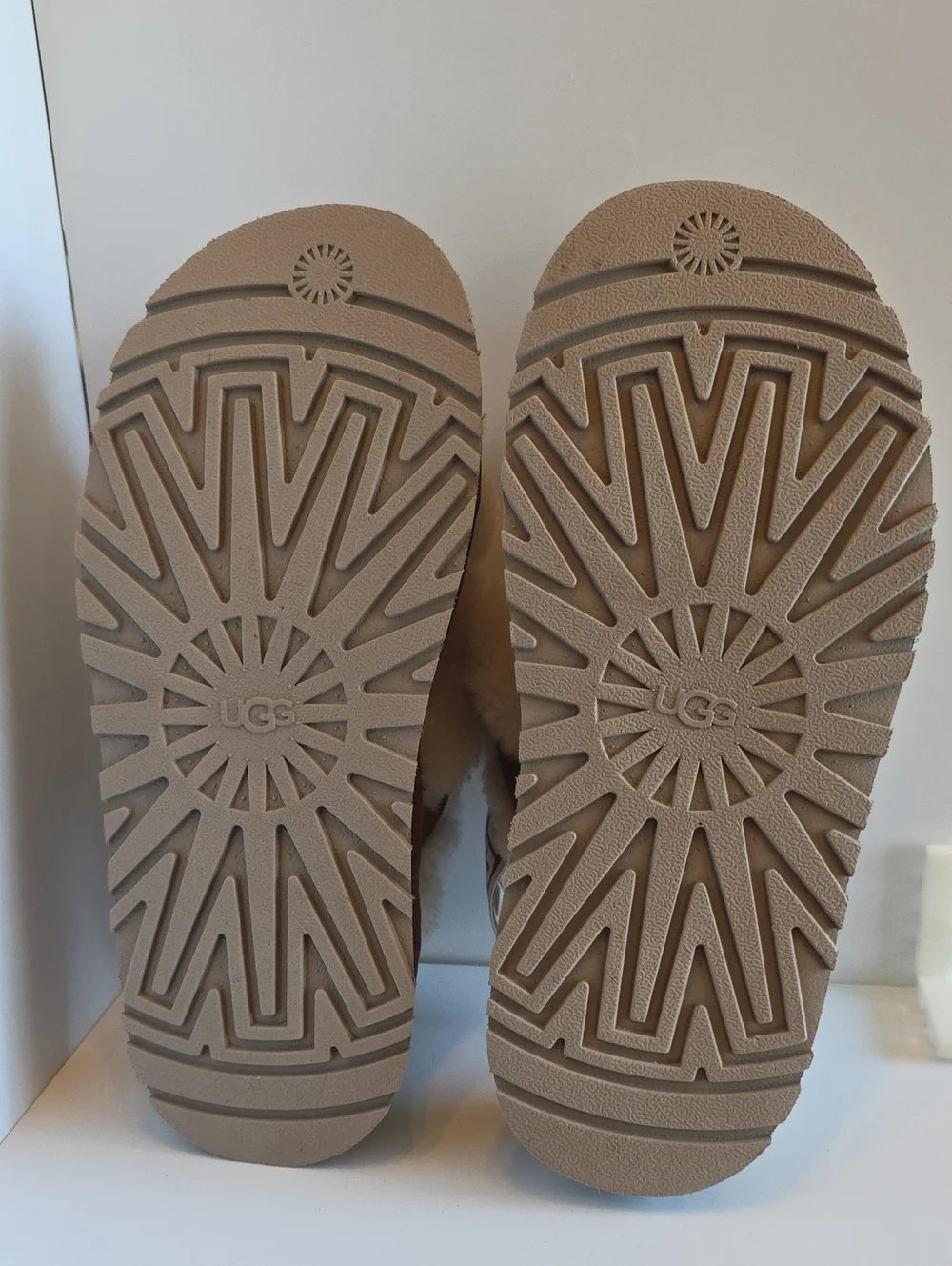 UGG Chestnut Disco Cross Slides White Fur Trim Logo Ankle Strap Sandals Size 8